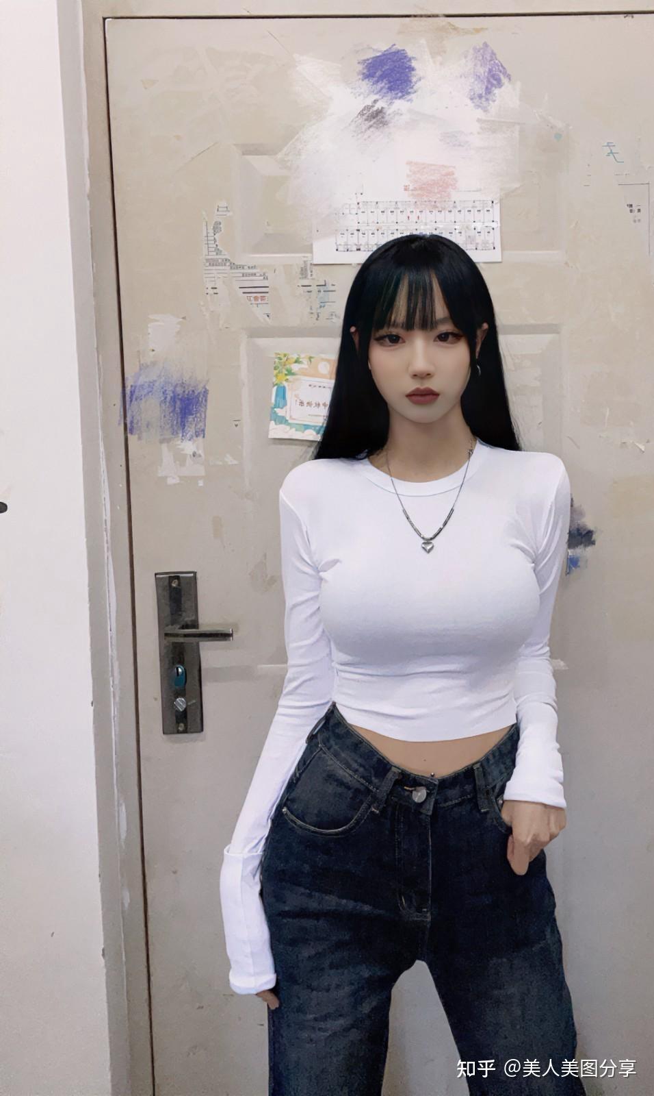 胸大的人穿什么衣服好看,胸大的人适合穿什么类型的衣服