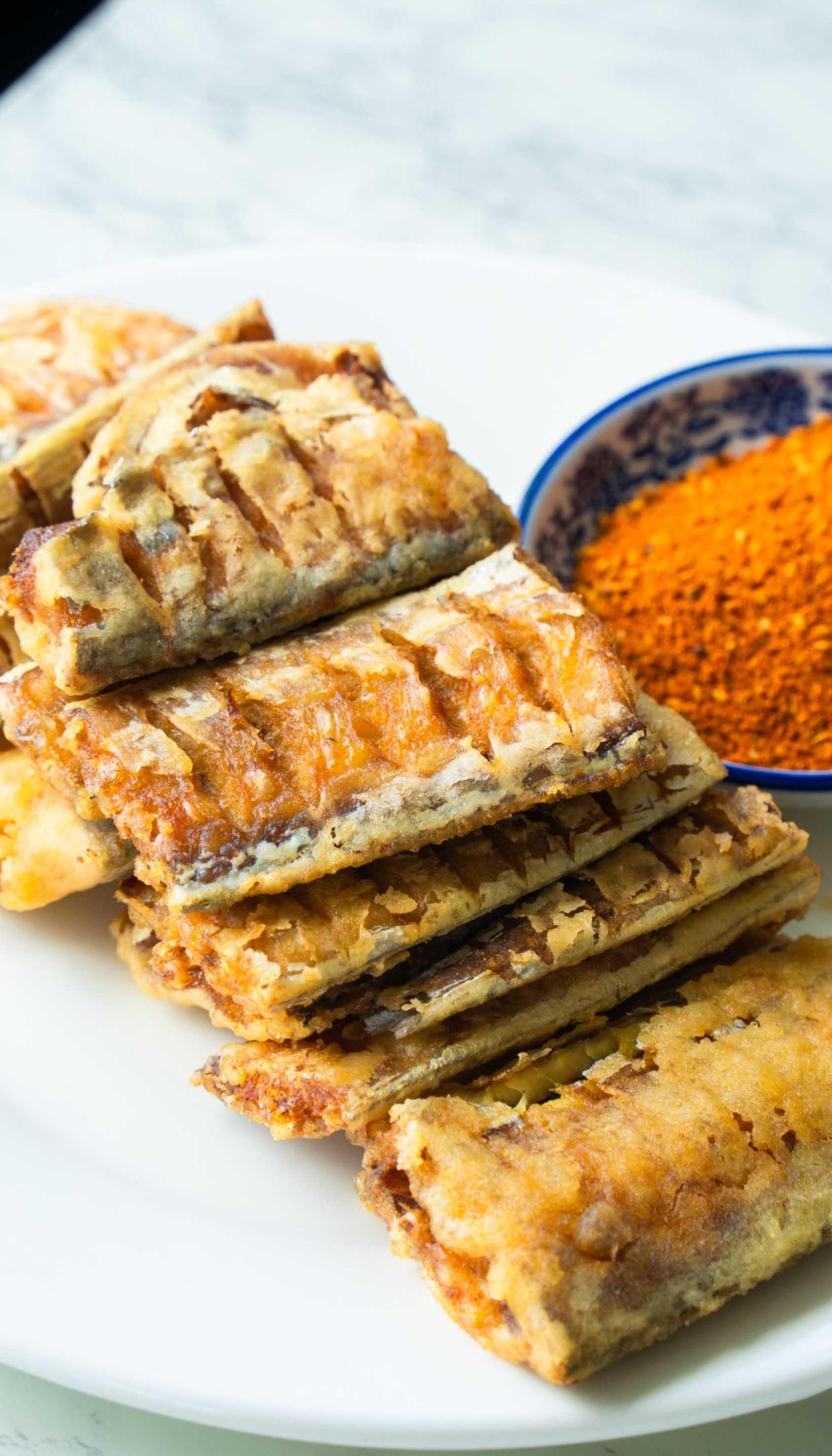 炸带鱼裹干面还是面糊,炸带鱼裹干面还是面糊,哪种做法更酥脆不油腻?