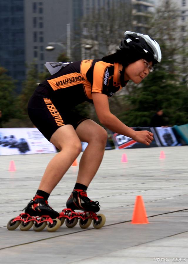 怎样学轮滑快速入门,怎样学轮滑更简便视频