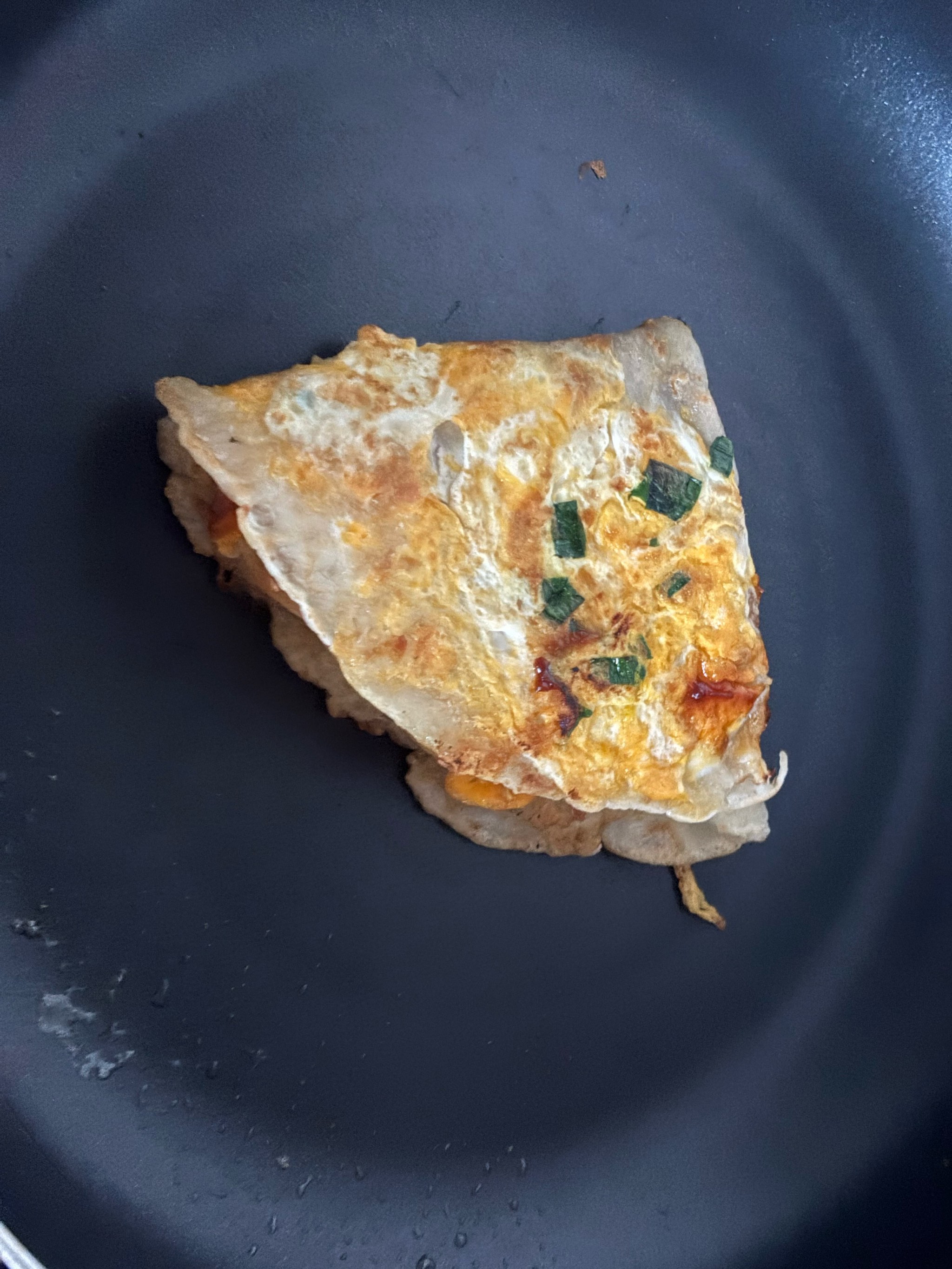 裹上鸡蛋液粘上面包糠,蘸上蛋液 裹上面包糠 炸至色泽金黄
